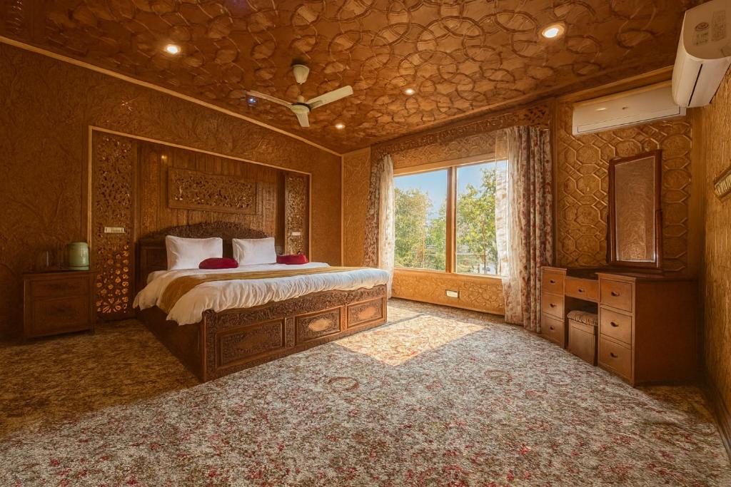 Deluxe Lake View Room